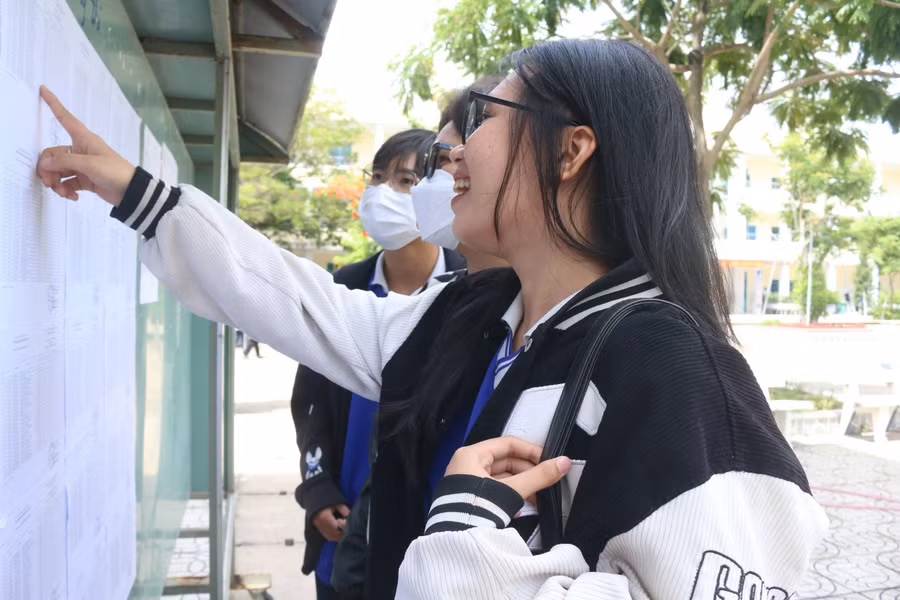 Học sinh bước vào môn thi đầu tiên trong tâm trạng thoải mái tự tin. Học sinh bước vào môn thi đầu tiên trong tâm trạng thoải mái tự tin.