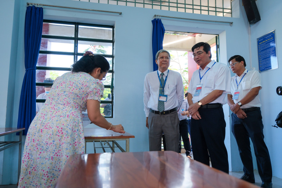 Lãnh đạo Sở cùng trưởng điểm thi tham quan công tác tổ chức tại phòng thi. Lãnh đạo Sở cùng trưởng điểm thi tham quan công tác tổ chức tại phòng thi.