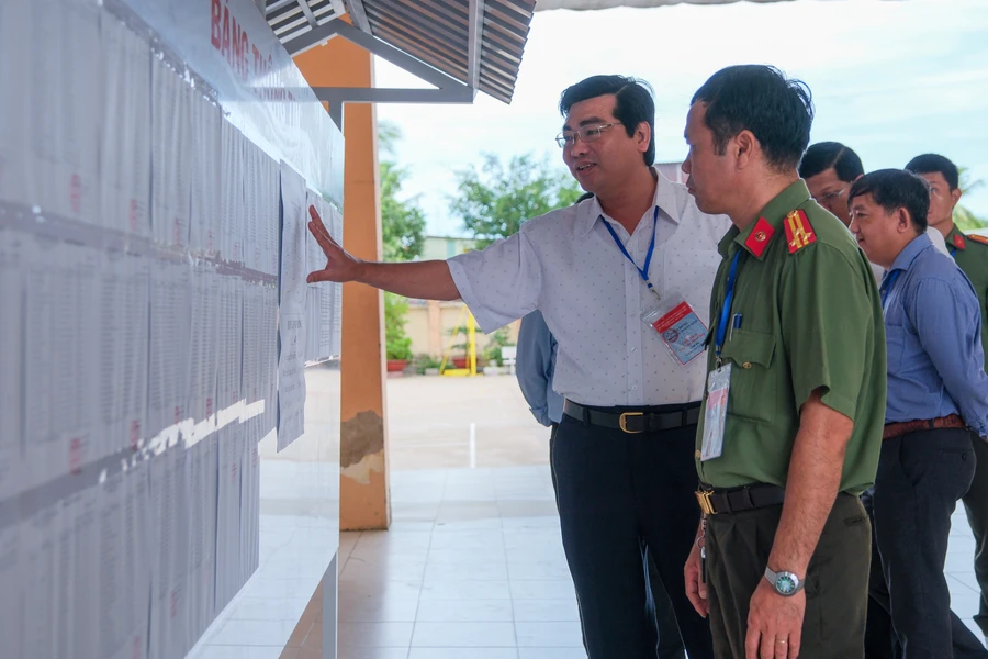 Lãnh đạo Sở cùng đoàn công tác kiểm tra tại điểm thi THPT Nguyễn Việt Hồng.