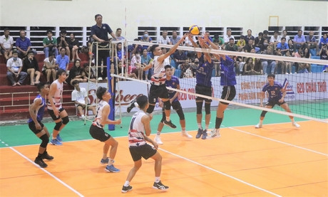 Pha tranh chấp bóng trong trận chung kết giữa Vĩnh Long và Trà Vinh.