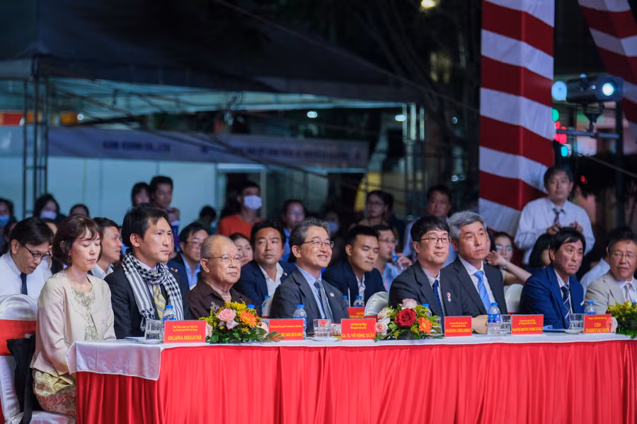 Đại biểu tham dự lễ khai mạc.