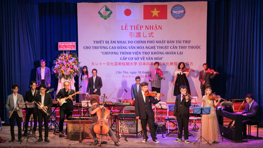 Các tiết mục biểu diễn của sinh viên Trường Cao đẳng Văn hoá Nghệ thuật Cần Thơ. Các tiết mục biểu diễn của sinh viên Trường Cao đẳng Văn hoá Nghệ thuật Cần Thơ.