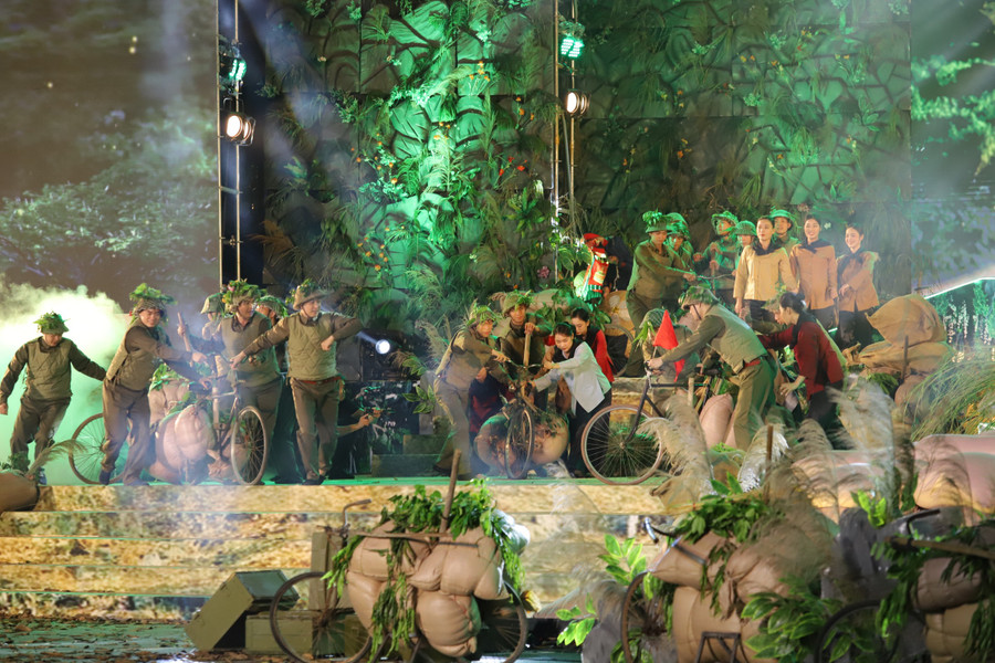 Tại điểm cầu tỉnh Thanh Hóa còn thực hiện màn diễu hành đoàn xe đạp thồ và dân quân du kích. Chiếc xe đạp thồ là phương tiện 70 năm trước đã hỗ trợ người dân Thanh Hóa vận chuyển hàng ngàn tấn lương thực cho Chiến trường Điện Biên Phủ. Tại điểm cầu tỉnh Thanh Hóa còn thực hiện màn diễu hành đoàn xe đạp thồ và dân quân du kích. Chiếc xe đạp thồ là phương tiện 70 năm trước đã hỗ trợ người dân Thanh Hóa vận chuyển hàng ngàn tấn lương thực cho Chiến trường Điện Biên Phủ.