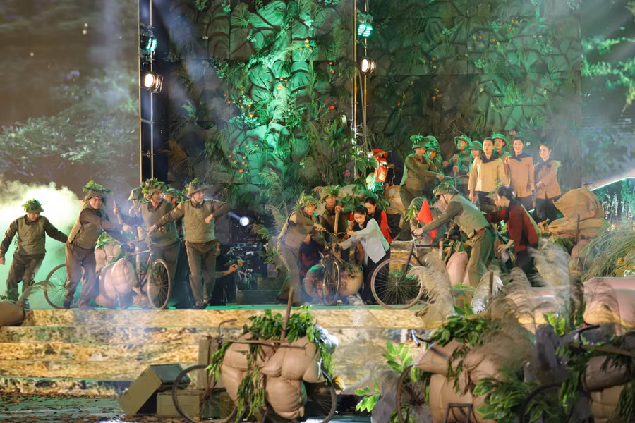 Tại điểm cầu tỉnh Thanh Hóa còn thực hiện màn diễu hành đoàn xe đạp thồ và dân quân du kích. Chiếc xe đạp thồ là phương tiện 70 năm trước đã hỗ trợ người dân Thanh Hóa vận chuyển hàng ngàn tấn lương thực cho Chiến trường Điện Biên Phủ.