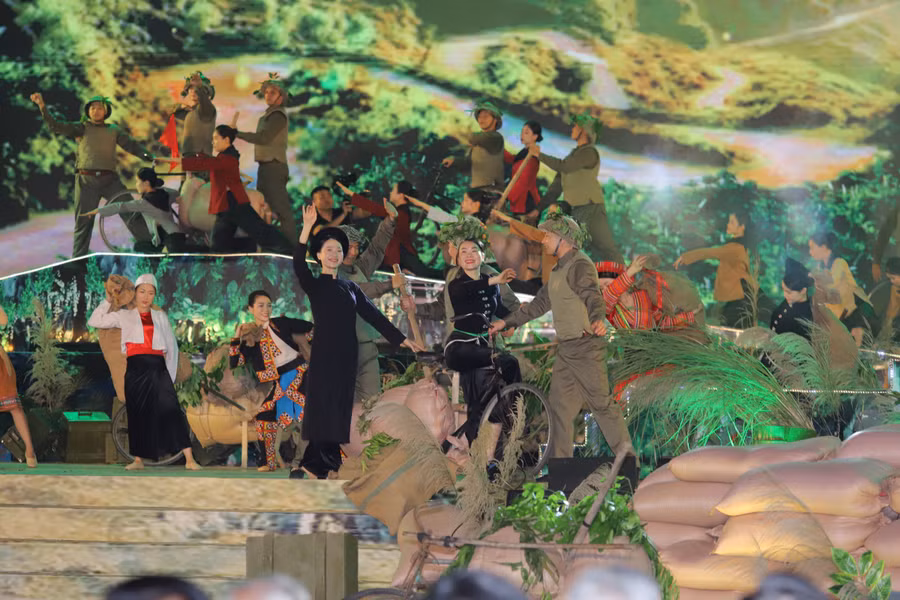 Chương trình nghệ thuật tại lễ kỷ niệm 70 năm Chiến thắng Điện Biên Phủ đã tái hiện lại những ngày tháng gian khổ nhưng đầy hào hùng, đã làm nên “Chiến thắng Điện Biên Phủ lừng lẫy năm châu, chấn động địa cầu”.