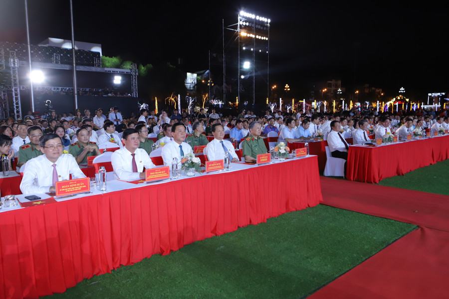 Tham dự tại điểm cầu Thanh Hóa có Đại tướng Tô Lâm - Ủy viên Bộ Chính trị, Bộ trưởng Bộ Công an; ông Nguyễn Xuân Thắng - Ủy viên Bộ Chính trị, Giám đốc Học viện chính trị quốc gia Hồ Chí Minh; ông Lê Minh Khái - Phó Thủ tướng Chính phủ; ông Nguyễn Đức Hải - Phó Chủ tịch Quốc hội; lãnh đạo các tỉnh Thanh Hóa, Ninh Bình, Nghệ An. Tham dự tại điểm cầu Thanh Hóa có Đại tướng Tô Lâm - Ủy viên Bộ Chính trị, Bộ trưởng Bộ Công an; ông Nguyễn Xuân Thắng - Ủy viên Bộ Chính trị, Giám đốc Học viện chính trị quốc gia Hồ Chí Minh; ông Lê Minh Khái - Phó Thủ tướng Chính phủ; ông Nguyễn Đức Hải - Phó Chủ tịch Quốc hội; lãnh đạo các tỉnh Thanh Hóa, Ninh Bình, Nghệ An.