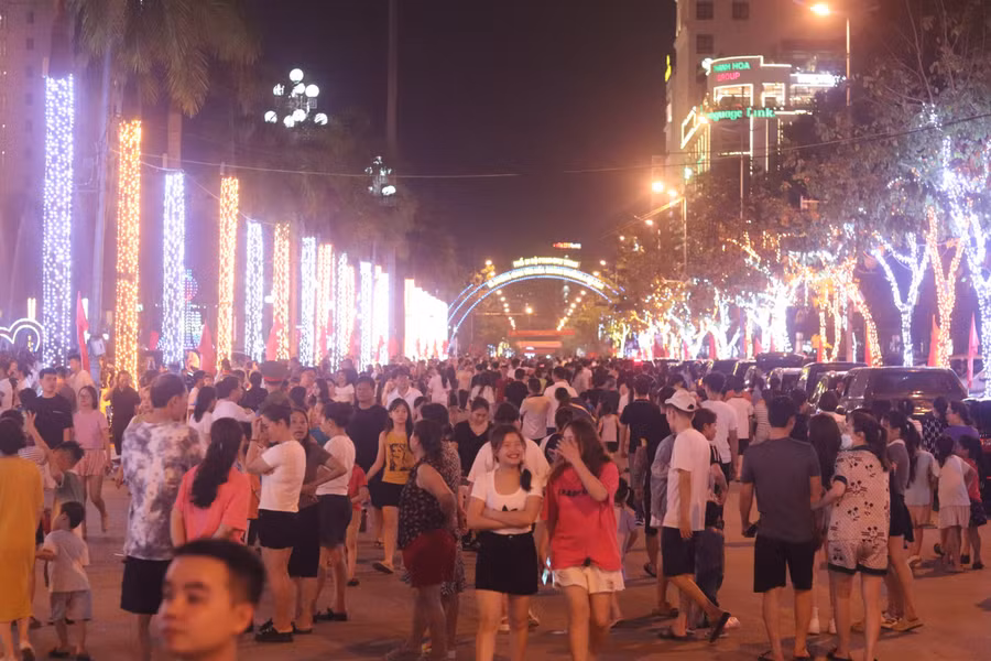 Theo ghi nhận, từ đầu giờ tối ngày 5/5, hàng nghìn người dân đã háo hức đổ về Quảng trường Lam Sơn để theo dõi chương trình cầu truyền hình.