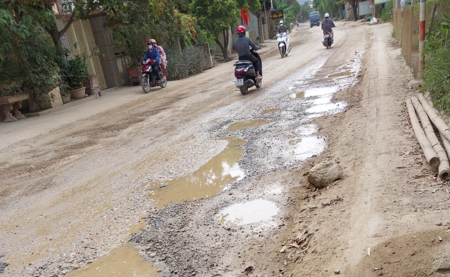 Tỉnh lộ 525 bị xe tải &apos;băm nát&apos;. (Ảnh: NT).