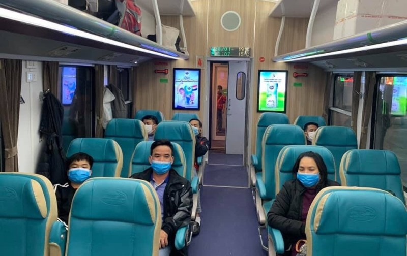 Các hành khách đi trên các chuyến tàu đều được phát khẩu trang miễn phí. (Ảnh: ĐSHN) Các hành khách đi trên các chuyến tàu đều được phát khẩu trang miễn phí. (Ảnh: ĐSHN)