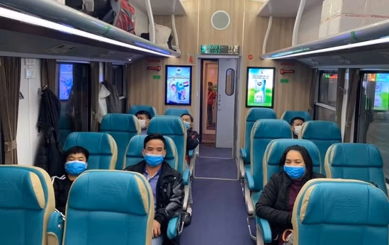 Các hành khách đi trên các chuyến tàu đều được phát khẩu trang miễn phí. (Ảnh: ĐSHN)
