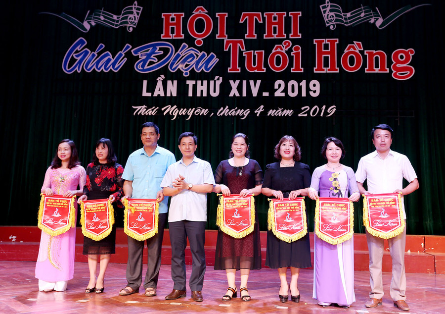 Đại diện Ban tổ chức tặng cờ lưu niệm cho các đoàn về dự Hội thi