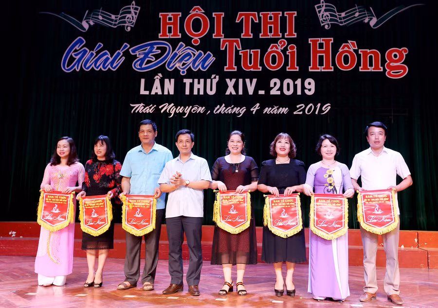 Đại diện Ban tổ chức tặng cờ lưu niệm cho các đoàn về dự Hội thi