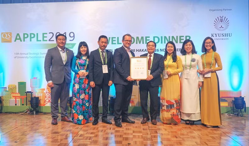 Trường ĐH Nguyễn Tất Thành là trường thứ hai tại Việt Nam đạt chuẩn xếp hạng 4 sao của tổ chức xếp hạng danh tiếng QS Trường ĐH Nguyễn Tất Thành là trường thứ hai tại Việt Nam đạt chuẩn xếp hạng 4 sao của tổ chức xếp hạng danh tiếng QS