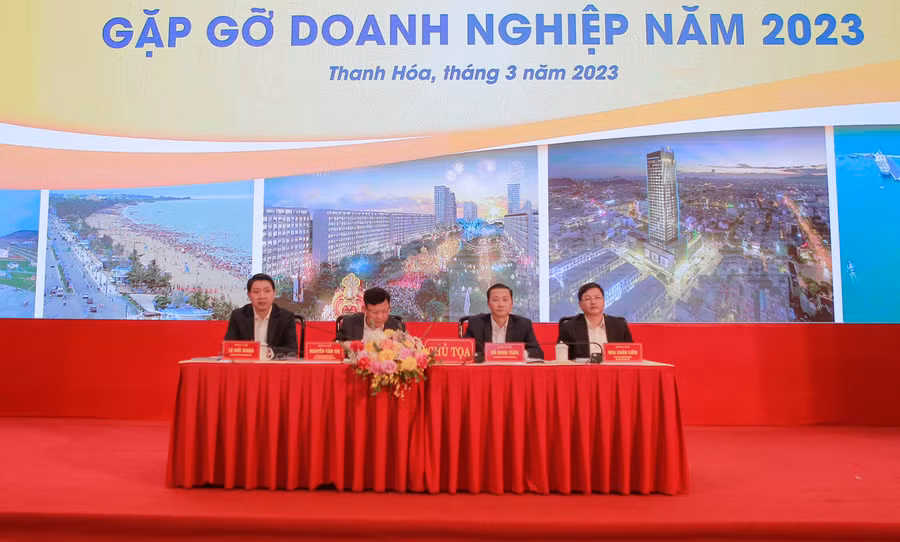 Lãnh đạo UBND tỉnh tham gia cuộc gặp gỡ doanh nghiệp. (Ảnh: NT).