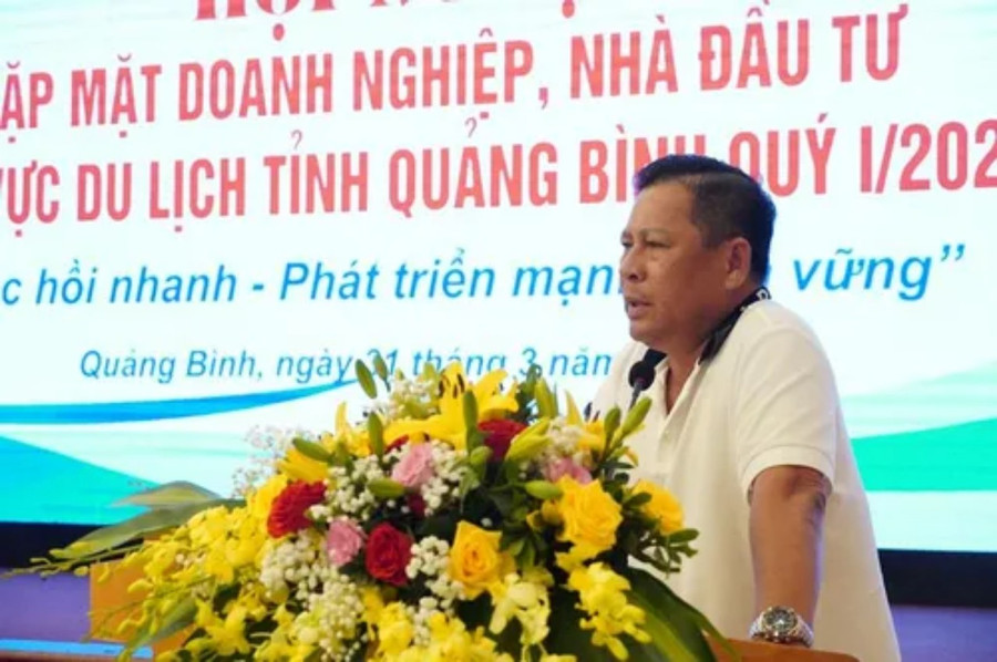 Ông Hoàng Văn Minh, một doanh nghiệp kinh doanh hoạt động dịch vụ, du lịch ở Quảng Bình kiến nghị lãnh đạo tỉnh và các sở ngành liên quan cần có các cơ chế, chính sách thông thoáng, tạo điều kiện tốt nhất cho các doanh nghiệp đầu tư, phát triển du lịch ở Quảng Bình. (Ảnh: Anh Tuấn).
