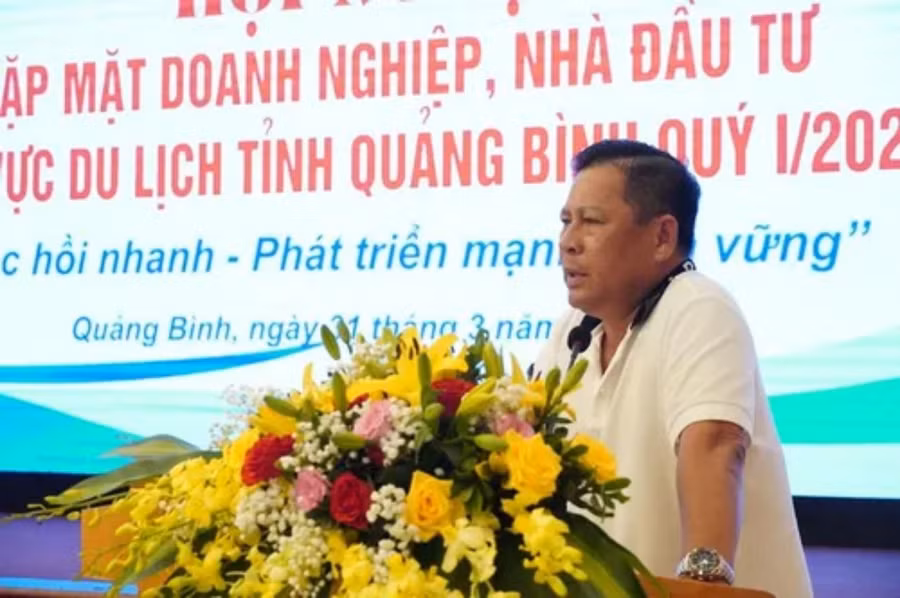 Ông Hoàng Văn Minh, một doanh nghiệp kinh doanh hoạt động dịch vụ, du lịch ở Quảng Bình kiến nghị lãnh đạo tỉnh và các sở ngành liên quan cần có các cơ chế, chính sách thông thoáng, tạo điều kiện tốt nhất cho các doanh nghiệp đầu tư, phát triển du lịch ở Quảng Bình. (Ảnh: Anh Tuấn).