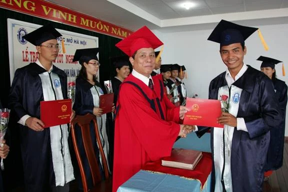 TS. Lê Văn Thanh - Viện trưởng - trao bằng tốt nghiệp cho sinh viên là người dân tộc thiểu số ở miền Trung – Tây Nguyên tốt nghiệp khóa học