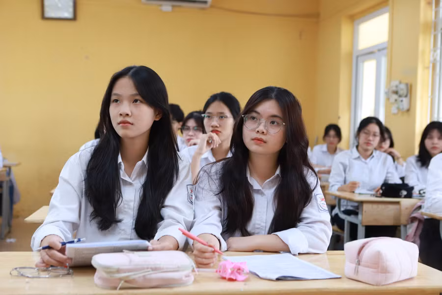 Học sinh Trường THPT Sóc Sơn trong một giờ ôn tập chuẩn bị thi tốt nghiệp THPT năm 2024.