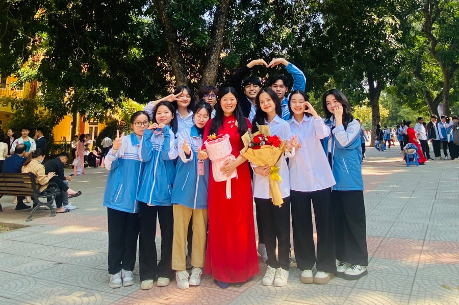 Cô Bùi Thị Minh Huệ và các em học trò tại trường. Cô Bùi Thị Minh Huệ và các em học trò tại trường.