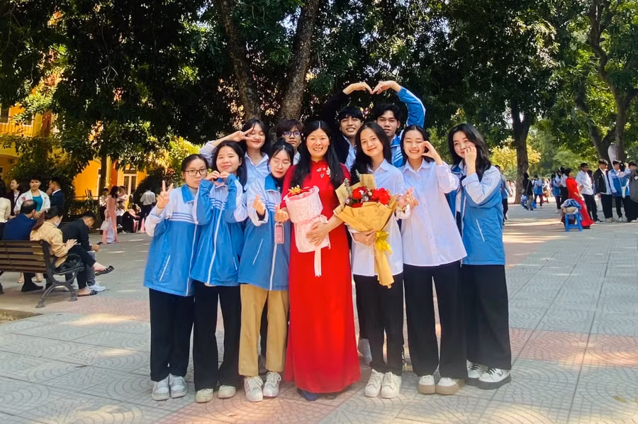 Cô Bùi Thị Minh Huệ và các em học trò tại trường.