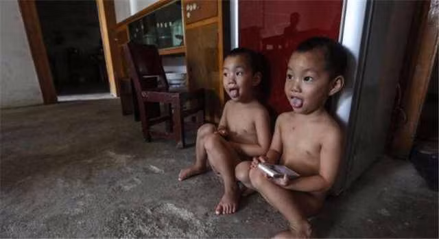 cap sinh doi 6 tuoi chua mot lan mac quan ao, ai cung mang bo me nhung su that la... - 1