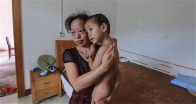 cap sinh doi 6 tuoi chua mot lan mac quan ao, ai cung mang bo me nhung su that la... - 4