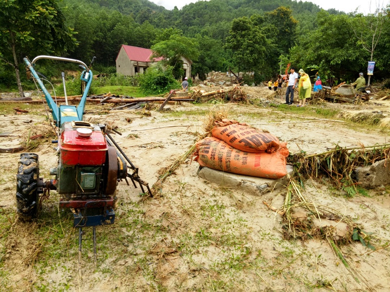 Gia tài của người dân bị lũ cuốn. Gia tài của người dân bị lũ cuốn.