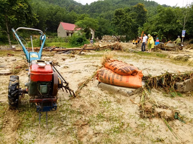 Gia tài của người dân bị lũ cuốn.