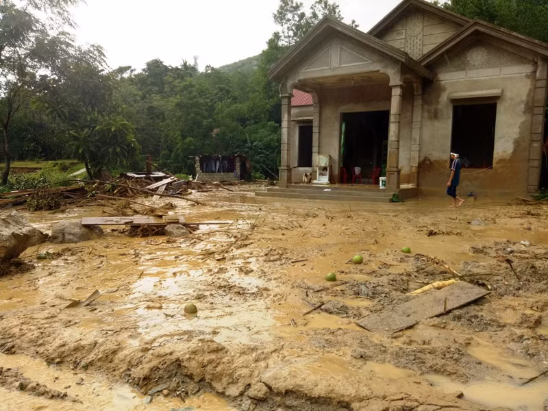 Ngôi nhà của vợ chồng anh Vi Văn Dũng còn sót lại.