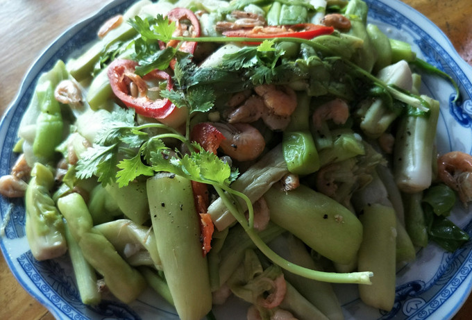 Hương thơm đặc trưng của lục bình cùng tất cả vị đồng quê hòa lẫn vào nhautrở thành món đặc sản rất thú vị. Hương thơm quyến rũ cùng tất cả vị đồng quê hòa lẫn vào nhau đã trở thành món ăn dân dã, đặc sản rất thú vị.