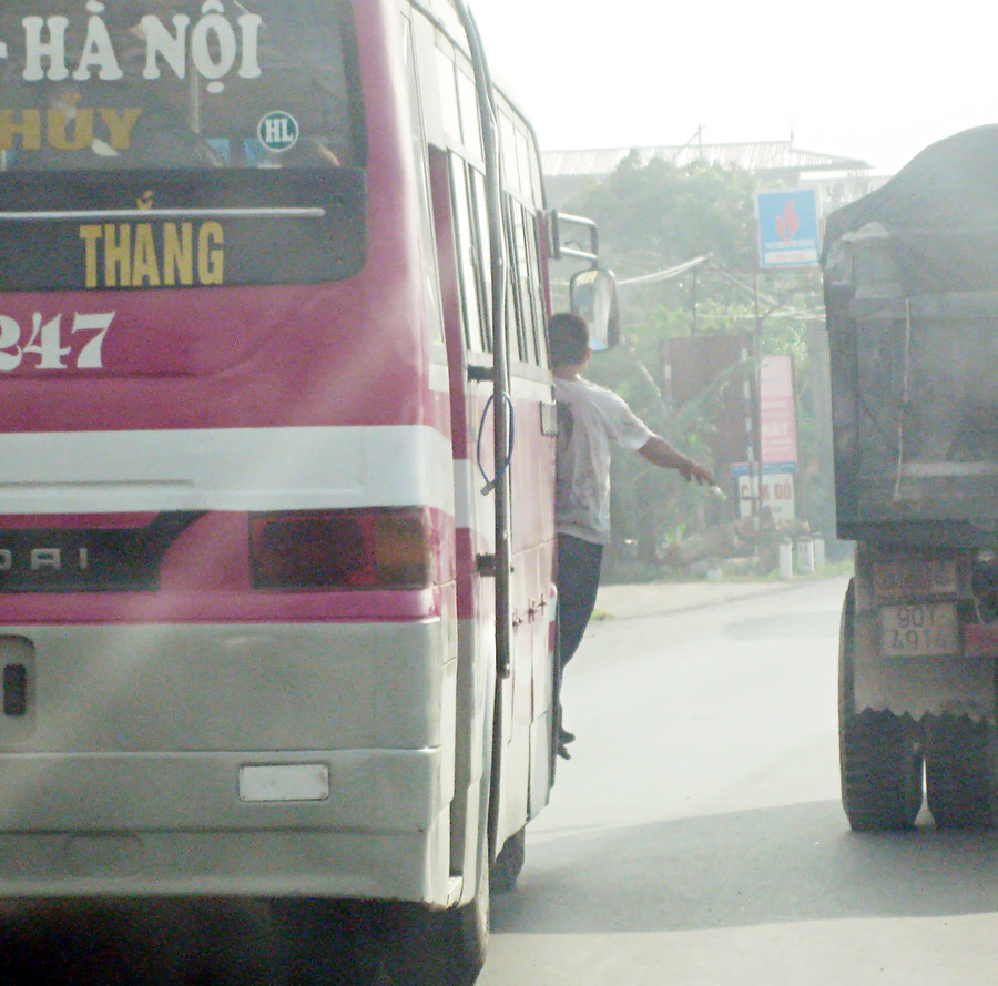 Phụ xe “thay còi” xe trên QL 23 qua Hà Nam