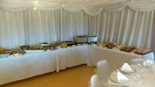 Các thực khách đã được thưởng thức một bữa buffet nóng hổi. Các thực khách đã được thưởng thức một bữa buffet nóng hổi - Ảnh: SWNS