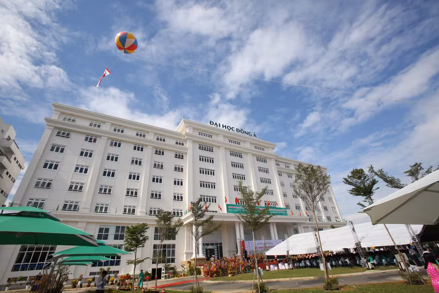  Năm 2018, Trường ĐH Đông Á có 2250 chỉ tiêu xét tuyển vào đại học.