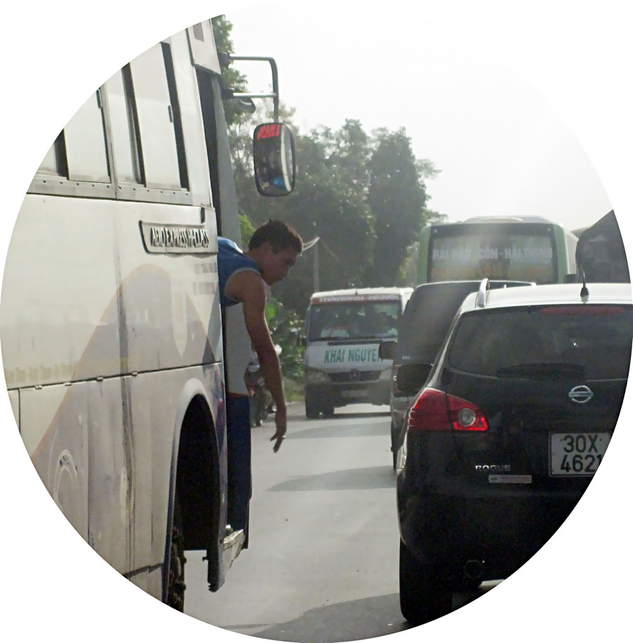 Phụ xe làm hoa tiêu khi xe lấn làn Phụ xe làm hoa tiêu khi xe lấn làn