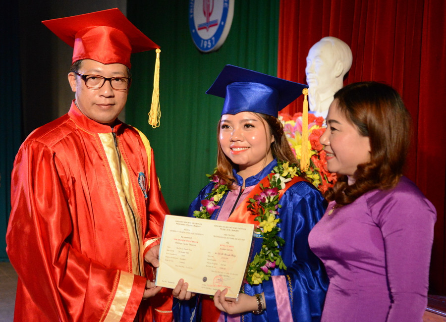 PGS.TS Lê Anh Phương – Hiệu trưởng Trường ĐHSP Huế trao bằng tốt nghiệp cho các tân cử nhân niên khóa 2014-2018