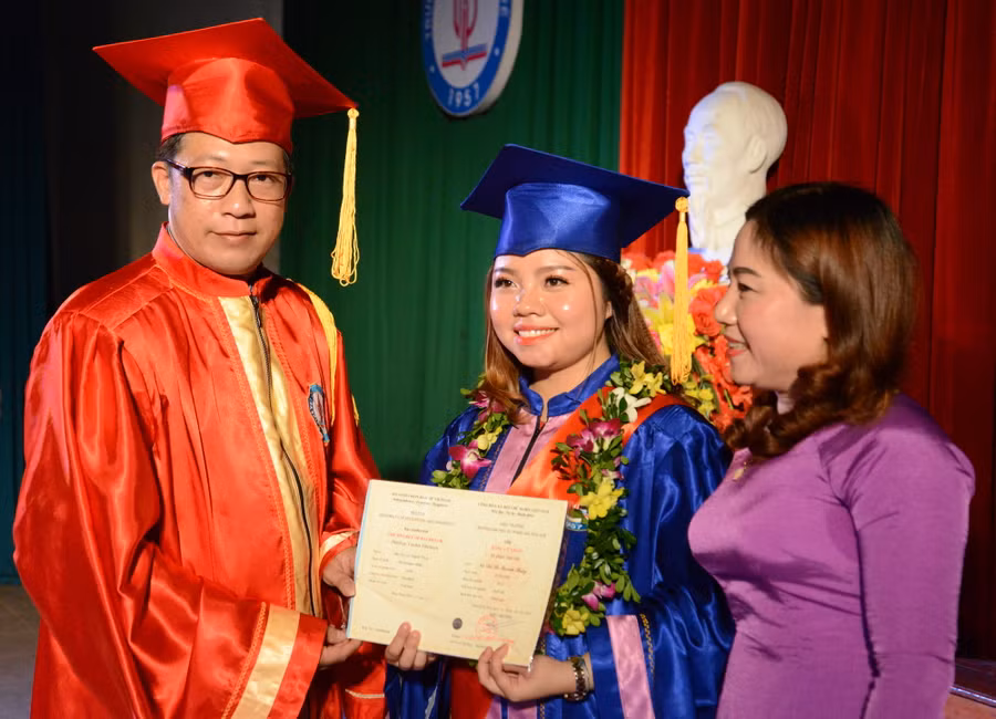 PGS.TS Lê Anh Phương – Hiệu trưởng Trường ĐHSP Huế trao bằng tốt nghiệp cho các tân cử nhân niên khóa 2014-2018