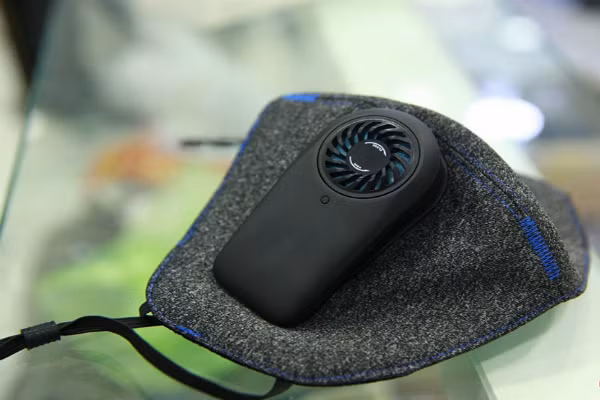 Khẩu trang thiết kế thêm động cơ quạt tạo sự dễ chịu cho người dùng khi đeo trong thời tiếtnắng nóng.Ảnh: Cẩm Anh