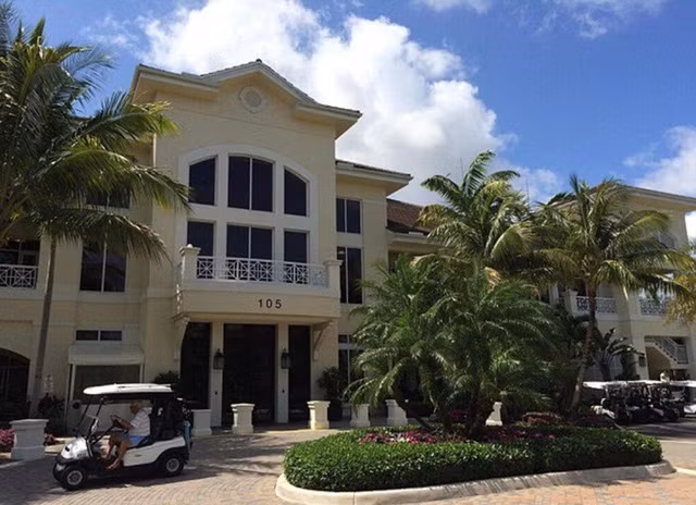 Alan sống trong sân golf náo nhiệt với 50.000 người ở vùng Palm Beach Gardens, Florida