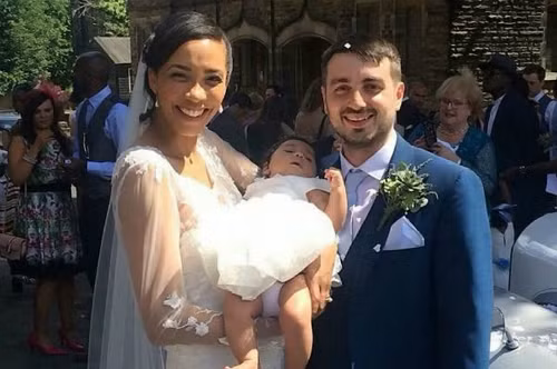 Cặp đôi và cô con gái 15 tuần tuổi của họ - Ảnh: SWNS