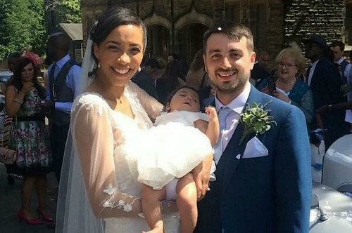 Cặp đôi và cô con gái 15 tuần tuổi của họ. Cặp đôi và cô con gái 15 tuần tuổi của họ - Ảnh: SWNS