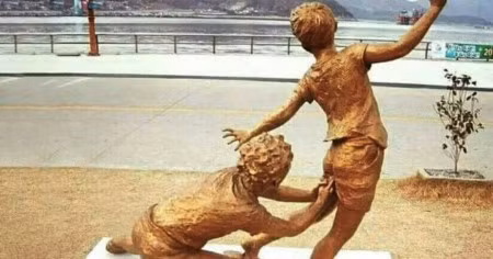 Mọi chuyện bắt nguồn từ “Kancho” - trò chơi khăm chọc vào mông khá nổi tiếng ở Nhật Bản