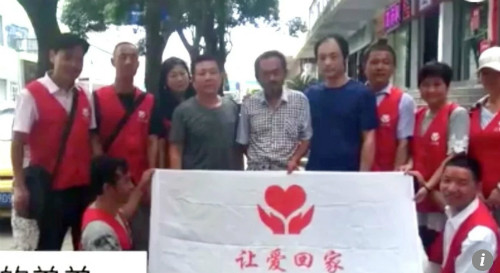 Anh em Chen đoàn tụ nhờ sự giúp đỡ của các tình nguyện viên thiện nguyện - Ảnh: SCMP