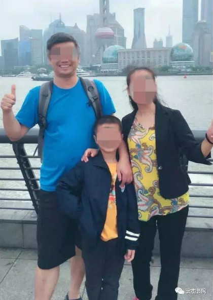 Anh Ou Jianxin bên vợ con. Anh Ou Jianxin bên vợ con. Ảnh: Chinanews7.