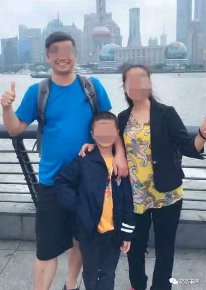 Anh Ou Jianxin bên vợ con. Anh Ou Jianxin bên vợ con. Ảnh: Chinanews7.