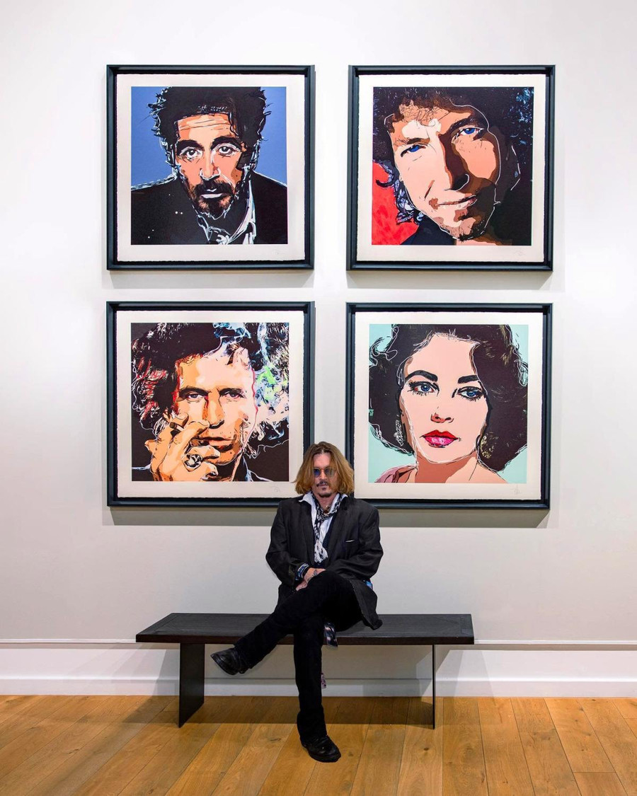 Johnny Depp bên bốn bức chân dung trong bộ sưu tập "Friends & Heroes", trưng bày ở Castle Fine Art (London, Anh) - Ảnh: Instagram Johnny Depp. Johnny Depp bên bốn bức chân dung trong bộ sưu tập "Friends & Heroes", trưng bày ở Castle Fine Art (London, Anh) - Ảnh: Instagram Johnny Depp.