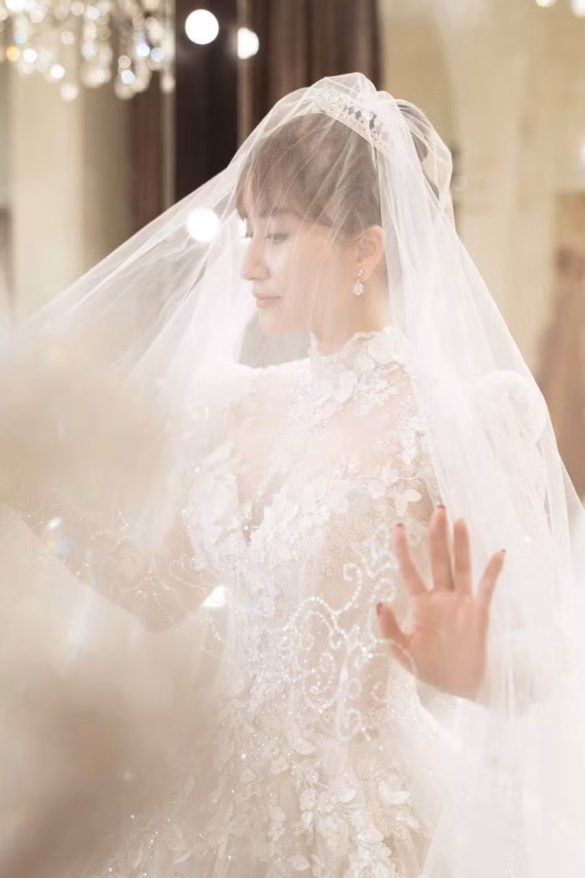 Cô dâu Khánh Thi sang trọng trong váy cưới.