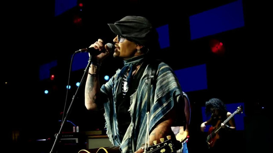 Johnny Depp là nghệ sĩ nhạc rock. Johnny Depp là nghệ sĩ nhạc rock.