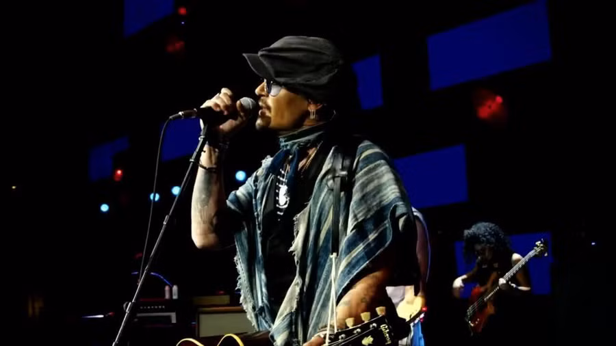 Johnny Depp là nghệ sĩ nhạc rock.