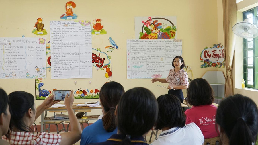Cô Nguyễn Thị Kim Tân trình bày kế hoạch của ban giám hiệu nhà trường Cô Nguyễn Thị Kim Tân trình bày kế hoạch của ban giám hiệu nhà trường