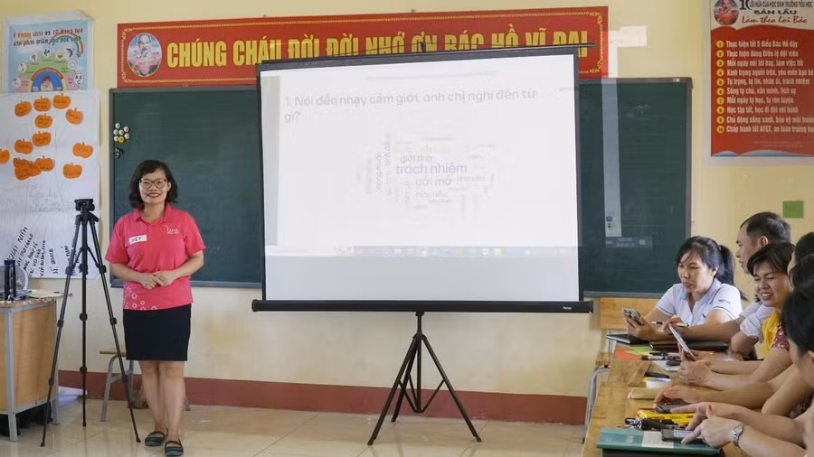 Chị Trần Hồng Điệp – Phó Giám đốc Quỹ Vì Tầm Vóc Việt, giảng viên khóa tập huấn